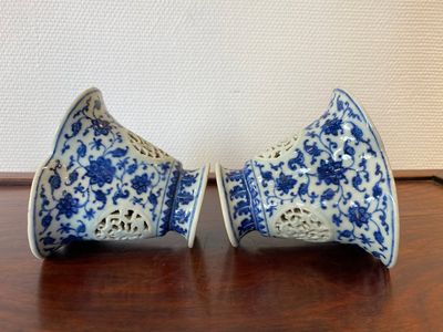 Paire de gobelets ajourés et à double parois en porcelaine de Chine en bleu et blanc à décor de rinceaux de lotus de style Ming, Qianlong — photo 5