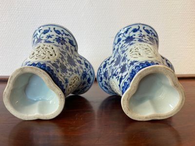 Paire de gobelets ajourés et à double parois en porcelaine de Chine en bleu et blanc à décor de rinceaux de lotus de style Ming, Qianlong — photo 6