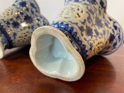 Paire de gobelets ajourés et à double parois en porcelaine de Chine en bleu et blanc à décor de rinceaux de lotus de style Ming, Qianlong — photo 7