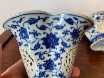 Paire de gobelets ajourés et à double parois en porcelaine de Chine en bleu et blanc à décor de rinceaux de lotus de style Ming, Qianlong — photo 8