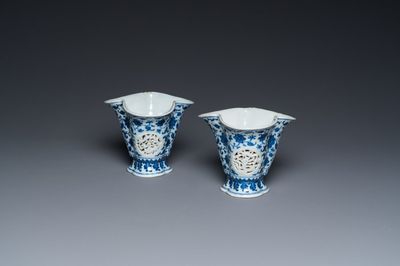 Paire de gobelets ajourés et à double parois en porcelaine de Chine en bleu et blanc à décor de rinceaux de lotus de style Ming, Qianlong