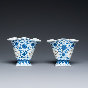 Paire de gobelets ajourés et à double parois en porcelaine de Chine en bleu et blanc à décor de rinceaux de lotus de style Ming, Qianlong — photo 5