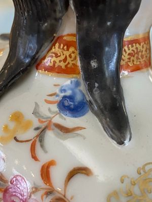 Paire de grands bougeoirs en forme de femmes de cour en porcelaine de Chine famille rose, Qianlong — photo 12