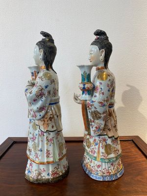 Paire de grands bougeoirs en forme de femmes de cour en porcelaine de Chine famille rose, Qianlong — photo 2