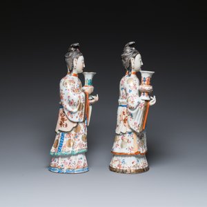 Paire de grands bougeoirs en forme de femmes de cour en porcelaine de Chine famille rose, Qianlong — photo 3