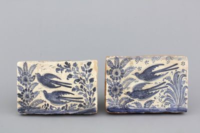 Paire de grands carreaux espagnols, bleu et blanc, décor oiseaux, 17e-18e
