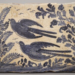 Paire de grands carreaux espagnols, bleu et blanc, décor oiseaux, 17e-18e — photo 2