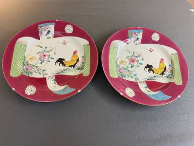 Paire de grands plats aux coqs en porcelaine de Chine famille rose à fond rubis, Yongzheng — photo 1