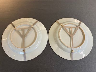Paire de grands plats aux coqs en porcelaine de Chine famille rose à fond rubis, Yongzheng — photo 2