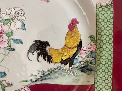 Paire de grands plats aux coqs en porcelaine de Chine famille rose à fond rubis, Yongzheng — photo 7