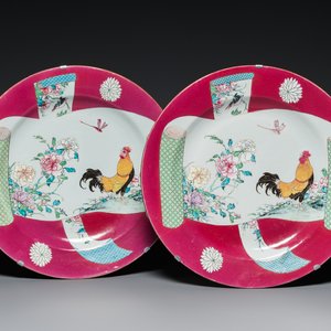 Paire de grands plats aux coqs en porcelaine de Chine famille rose à fond rubis, Yongzheng — photo 1