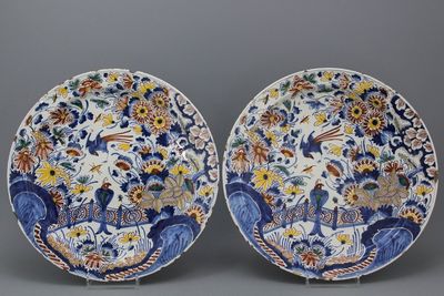 Paire de grands plats en faïence de Delft, polychrome, décor d'oiseaux et fleurs, 17e