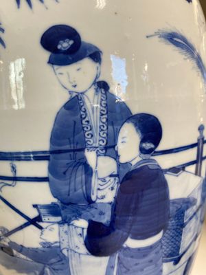 Paire de grands pots couverts en porcelaine de Chine en bleu et blanc à décor de femmes jouant un jeu de go, 19ème — photo 12