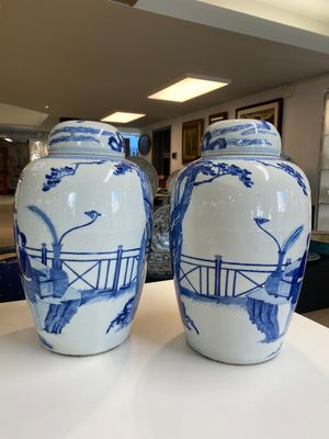 Paire de grands pots couverts en porcelaine de Chine en bleu et blanc à décor de femmes jouant un jeu de go, 19ème — photo 3