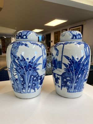 Paire de grands pots couverts en porcelaine de Chine en bleu et blanc à décor de femmes jouant un jeu de go, 19ème — photo 4