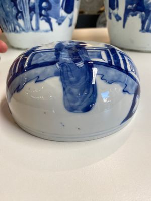 Paire de grands pots couverts en porcelaine de Chine en bleu et blanc à décor de femmes jouant un jeu de go, 19ème — photo 6