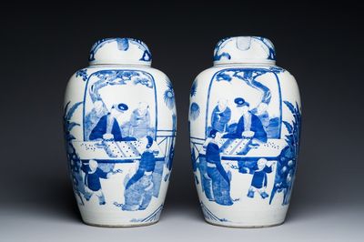 Paire de grands pots couverts en porcelaine de Chine en bleu et blanc à décor de femmes jouant un jeu de go, 19ème