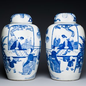 Paire de grands pots couverts en porcelaine de Chine en bleu et blanc à décor de femmes jouant un jeu de go, 19ème — photo 1