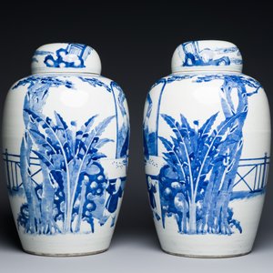 Paire de grands pots couverts en porcelaine de Chine en bleu et blanc à décor de femmes jouant un jeu de go, 19ème — photo 4