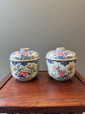 Paire de grands pots couverts en porcelaine de Chine famille rose à décor floral, Qianlong — photo 2