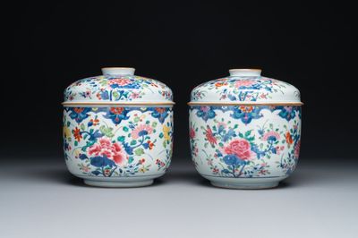 Paire de grands pots couverts en porcelaine de Chine famille rose à décor floral, Qianlong