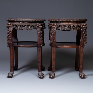 Paire de grands socles en bois sculptés aux plateaux en marbre, Chine, 19ème — photo 1