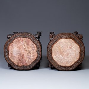 Paire de grands socles en bois sculptés aux plateaux en marbre, Chine, 19ème — photo 4