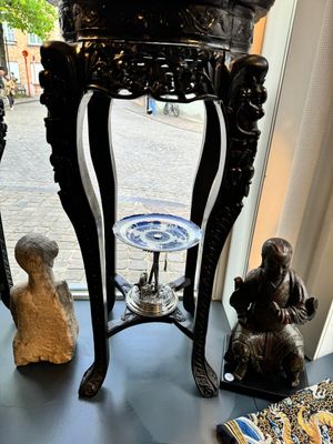 Paire de grands socles en bois sculptés aux plateaux en marbre, Chine, 19ème — photo 11
