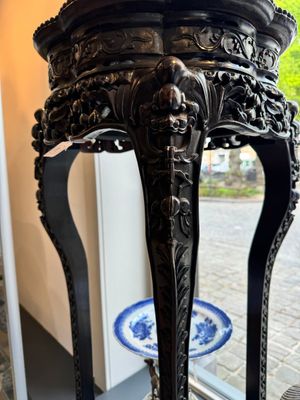 Paire de grands socles en bois sculptés aux plateaux en marbre, Chine, 19ème — photo 3