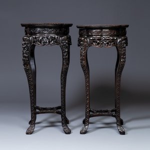 Paire de grands socles en bois sculptés aux plateaux en marbre, Chine, 19ème — photo 1