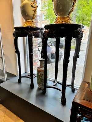 Paire de grands socles en bois sculptés aux plateaux en marbre, Chine, 19ème — photo 2