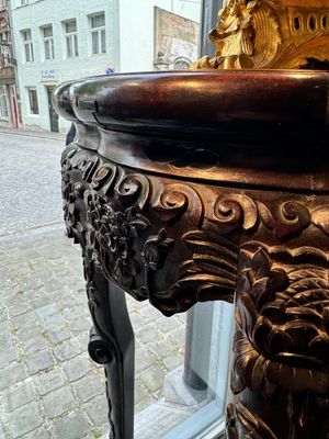 Paire de grands socles en bois sculptés aux plateaux en marbre, Chine, 19ème — photo 7