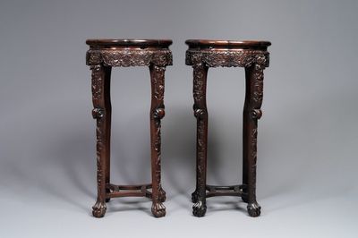 Paire de grands socles en bois sculptés aux plateaux en marbre, Chine, 19ème