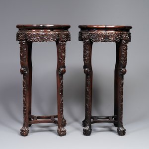 Paire de grands socles en bois sculptés aux plateaux en marbre, Chine, 19ème — photo 1