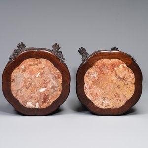 Paire de grands socles en bois sculptés aux plateaux en marbre, Chine, 19ème — photo 4
