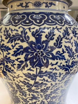 Paire de grands vases couverts en porcelaine de Chine en bleu et blanc à décor de rinceaux de lotus, 19ème — photo 5