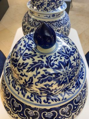 Paire de grands vases couverts en porcelaine de Chine en bleu et blanc à décor de rinceaux de lotus, 19ème — photo 6