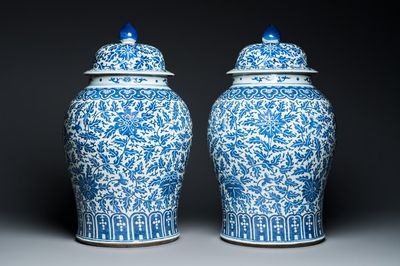 Paire de grands vases couverts en porcelaine de Chine en bleu et blanc à décor de rinceaux de lotus, 19ème