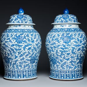 Paire de grands vases couverts en porcelaine de Chine en bleu et blanc à décor de rinceaux de lotus, 19ème — photo 3