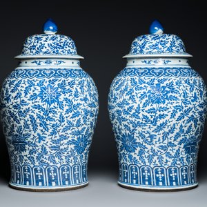 Paire de grands vases couverts en porcelaine de Chine en bleu et blanc à décor de rinceaux de lotus, 19ème — photo 4