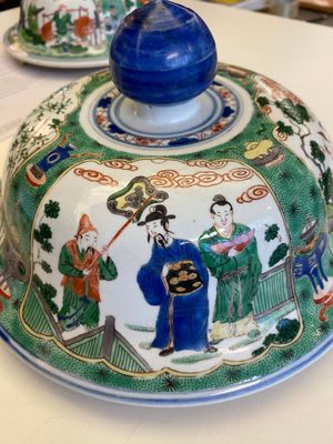 Paire de grands vases couverts en porcelaine de Chine famille verte, Kangxi — photo 39