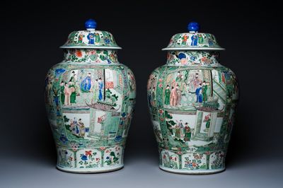 Paire de grands vases couverts en porcelaine de Chine famille verte, Kangxi