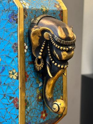 Paire de grands vases de forme octogonale de type 'bianhu' en émaux cloisonnés, Chine, Qianlong/Jiaqing — photo 11