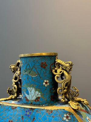 Paire de grands vases de forme octogonale de type 'bianhu' en émaux cloisonnés, Chine, Qianlong/Jiaqing — photo 15