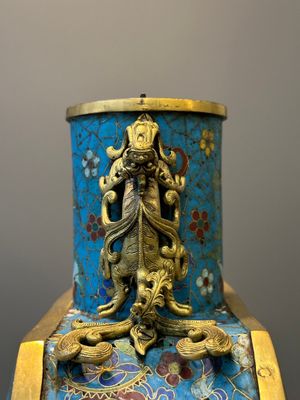 Paire de grands vases de forme octogonale de type 'bianhu' en émaux cloisonnés, Chine, Qianlong/Jiaqing — photo 18