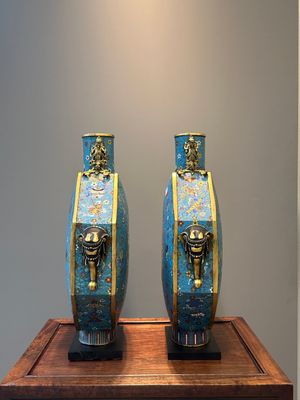 Paire de grands vases de forme octogonale de type 'bianhu' en émaux cloisonnés, Chine, Qianlong/Jiaqing — photo 2
