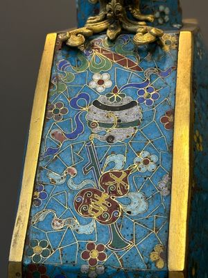 Paire de grands vases de forme octogonale de type 'bianhu' en émaux cloisonnés, Chine, Qianlong/Jiaqing — photo 23