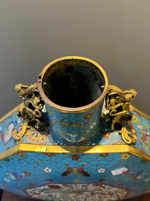 Paire de grands vases de forme octogonale de type 'bianhu' en émaux cloisonnés, Chine, Qianlong/Jiaqing — photo 4