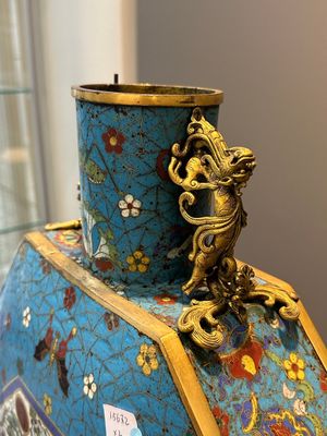Paire de grands vases de forme octogonale de type 'bianhu' en émaux cloisonnés, Chine, Qianlong/Jiaqing — photo 5