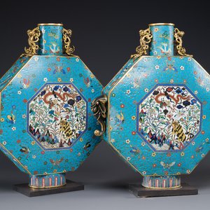 Paire de grands vases de forme octogonale de type 'bianhu' en émaux cloisonnés, Chine, Qianlong/Jiaqing — photo 1